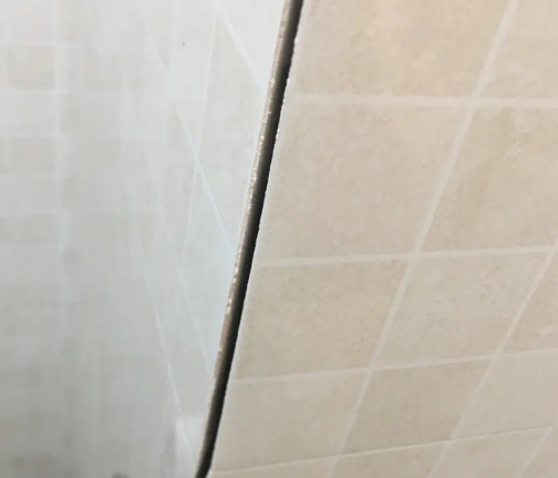 孟连瓷砖空鼓维修公司分享阳台瓷砖脱落的修复过程可以分为以下几个步骤