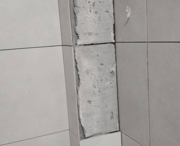 孟连瓷砖空鼓维修公司分享下瓷砖施工前基层浇水润湿程度不足，可能导致以下问题